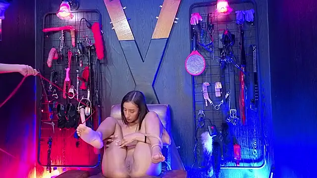 Snapshot of Eliz_bdsm chatting on 02/04/26, 01:22 Eliz bdsm online show from 02/04/26, 01:22