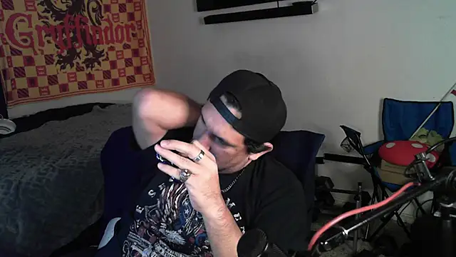 Snapshot of DevilPup75_ chatting on 10/27/25, 04:27 DevilPup75 online show from 10/27/25, 04:27