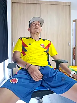 Snapshot of skinny23cm chatting on 03/17/25, 12:04 skinny23cm online show from 03/17/25, 12:04