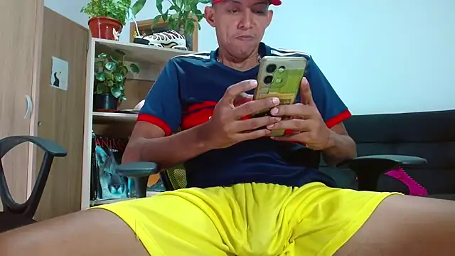 Snapshot of skinny23cm chatting on 11/26/25, 08:43 skinny23cm online show from 11/26/25, 08:43