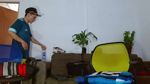 Snapshot of skinny23cm chatting on 02/04/26, 09:20 skinny23cm online show from 02/04/26, 09:20