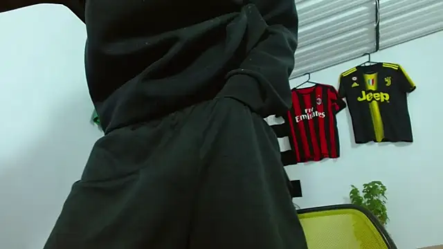 Snapshot of skinny23cm chatting on 02/22/26, 06:57 skinny23cm online show from 02/22/26, 06:57