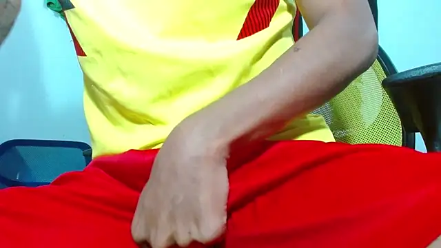 Snapshot of skinny23cm chatting on 02/23/26, 07:44 skinny23cm online show from 02/23/26, 07:44