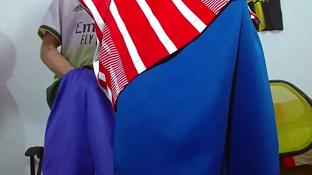 Snapshot of skinny23cm chatting on 02/25/26, 04:05 skinny23cm online show from 02/25/26, 04:05