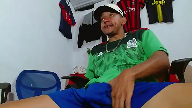 Snapshot of skinny23cm chatting on 02/26/26, 02:05 skinny23cm online show from 02/26/26, 02:05