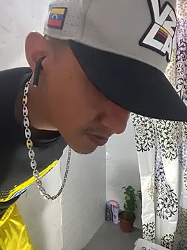 Snapshot of skinny23cm chatting on 03/18/26, 07:28 skinny23cm online show from 03/18/26, 07:28