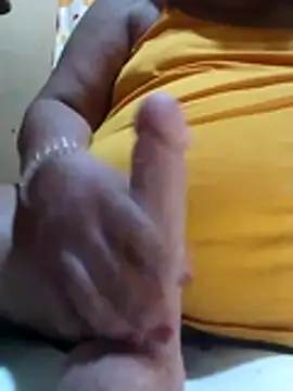 Snapshot of Huge_mama69 chatting on 05/29/26, 10:30 Huge mama69 online show from 05/29/26, 10:30
