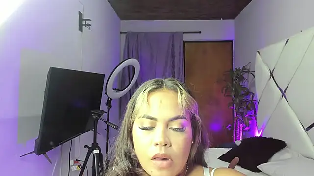 EmilyDuran  online show from 10/19/25, 11:27