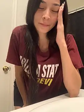 Snapshot of lovinlush chatting on 11/08/25, 05:18 lovinlush online show from 11/08/25, 05:18