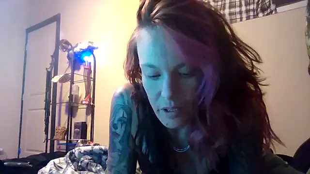 Snapshot of bratlipss chatting on 09/13/25, 02:11 bratlipss online show from 09/13/25, 02:11