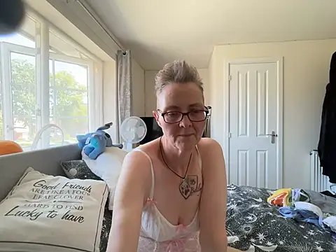 Snapshot of Curvy-Jinx chatting on 08/01/26, 10:36 Curvy-Jinx online show from 08/01/26, 10:36