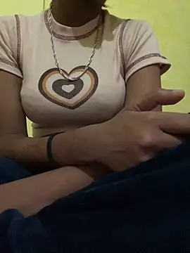 Snapshot of sakshi5533 chatting on 10/18/25, 04:30 sakshi5533 online show from 10/18/25, 04:30