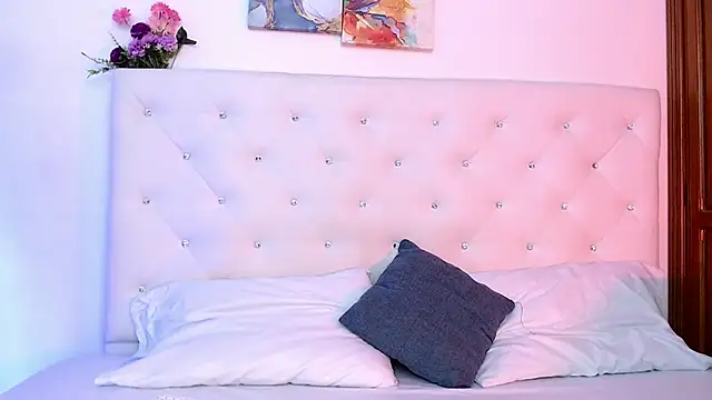 Snapshot of molly_curvyhot chatting on 11/28/25, 01:14 molly curvyhot online show from 11/28/25, 01:14