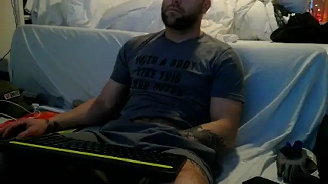 Snapshot of Luv2SuckBWC92 chatting on 10/24/25, 12:08 Luv2SuckBWC92 online show from 10/24/25, 12:08