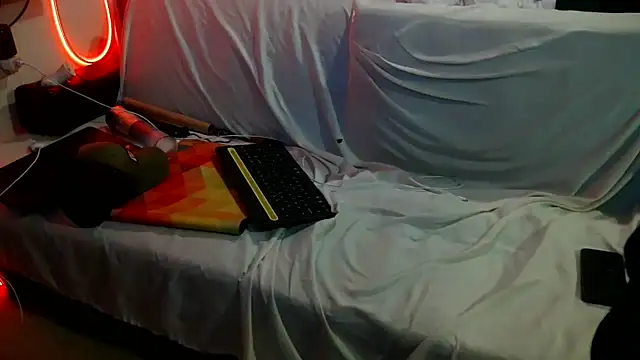 Snapshot of Luv2SuckBWC92 chatting on 10/25/25, 05:15 Luv2SuckBWC92 online show from 10/25/25, 05:15