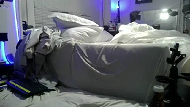 Snapshot of Luv2SuckBWC92 chatting on 11/06/25, 11:26 Luv2SuckBWC92 online show from 11/06/25, 11:26