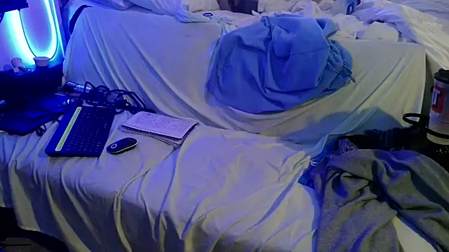 Snapshot of Luv2SuckBWC92 chatting on 11/08/25, 09:42 Luv2SuckBWC92 online show from 11/08/25, 09:42