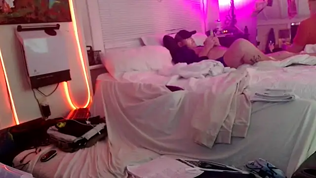 Snapshot of Luv2SuckBWC92 chatting on 11/12/25, 08:15 Luv2SuckBWC92 online show from 11/12/25, 08:15