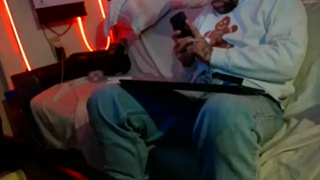 Snapshot of Luv2SuckBWC92 chatting on 11/15/25, 08:22 Luv2SuckBWC92 online show from 11/15/25, 08:22