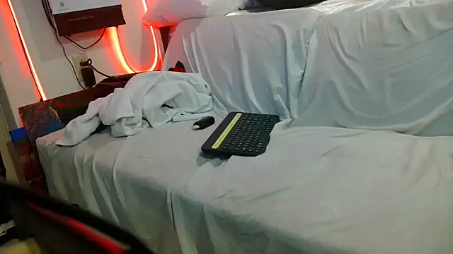 Snapshot of Luv2SuckBWC92 chatting on 11/15/25, 11:43 Luv2SuckBWC92 online show from 11/15/25, 11:43