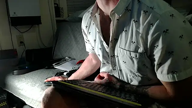 Snapshot of Luv2SuckBWC92 chatting on 11/23/25, 05:18 Luv2SuckBWC92 online show from 11/23/25, 05:18