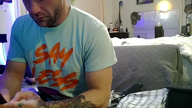 Snapshot of Luv2SuckBWC92 chatting on 11/29/25, 02:47 Luv2SuckBWC92 online show from 11/29/25, 02:47