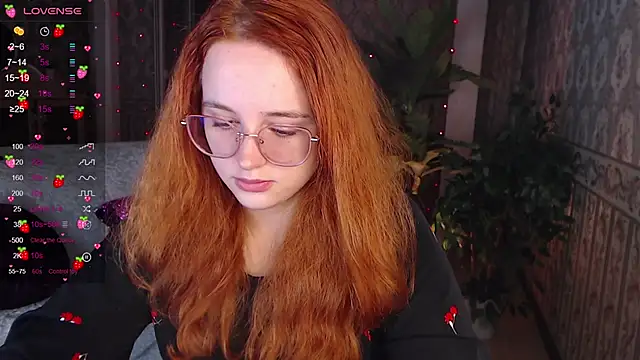 Snapshot of LunaSweet18 chatting on 10/16/25, 11:33 LunaSweet18 online show from 10/16/25, 11:33