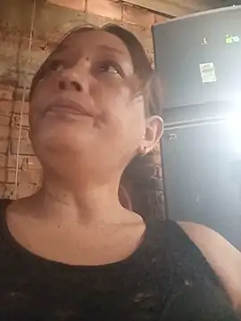Snapshot of marinita13 chatting on 05/27/26, 01:30 marinita13 online show from 05/27/26, 01:30