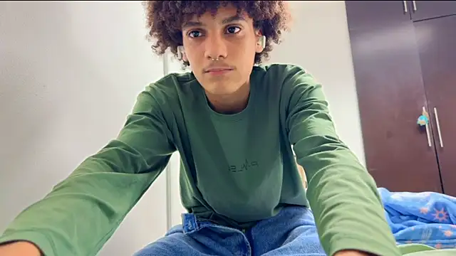 Snapshot of Max_Rain chatting on 11/23/25, 04:01 Max Rain online show from 11/23/25, 04:01