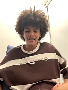 Snapshot of Max_Rain chatting on 12/14/25, 04:40 Max Rain online show from 12/14/25, 04:40