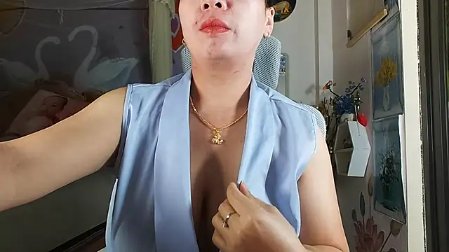 Snapshot of lyly_asian chatting on 07/17/26, 10:14 lyly asian online show from 07/17/26, 10:14
