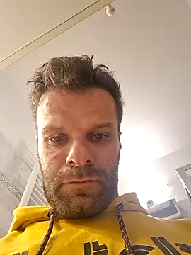 Snapshot of FROCETTO93 chatting on 11/08/25, 06:07 FROCETTO93 online show from 11/08/25, 06:07