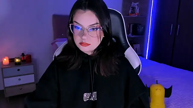 OphelianaRose33 online show from 11/21/25, 09:57