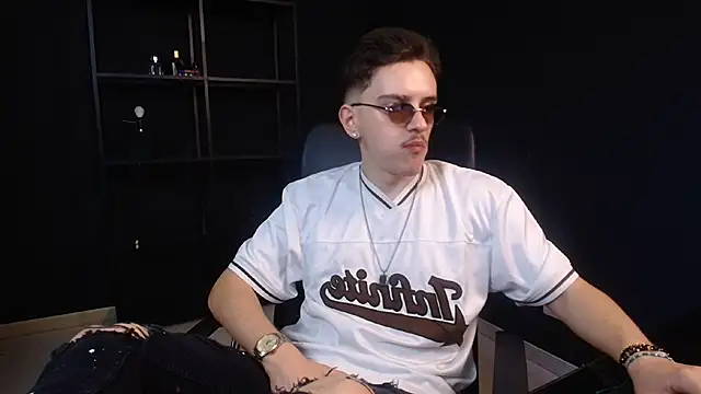 Snapshot of FelixStarkk chatting on 06/20/26, 04:26 FelixStarkk online show from 06/20/26, 04:26