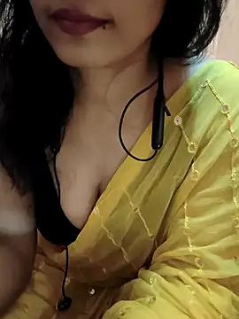 Snapshot of Divya_Bharti chatting on 11/14/25, 04:06 Divya Bharti online show from 11/14/25, 04:06