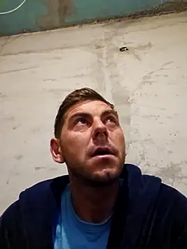 Snapshot of Alex-andru88 chatting on 11/13/25, 04:00 Alex-andru88 online show from 11/13/25, 04:00