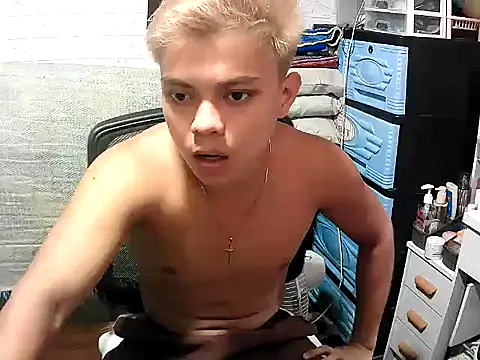 Snapshot of Pinoy_slutcummer69 chatting on 06/06/26, 08:30 Pinoy slutcummer69 online show from 06/06/26, 08:30