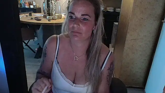 Mrs-Aurora online show from 04/27/26, 04:54