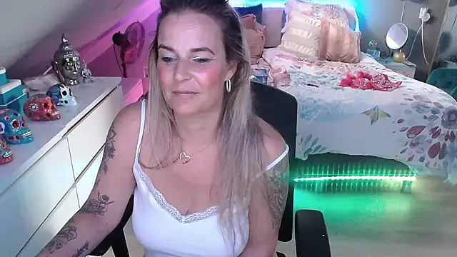 Mrs-Aurora online show from 05/06/26, 12:10