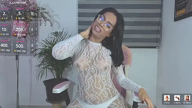 Snapshot of Queen_Morena chatting on 07/15/26, 01:55 Queen Morena online show from 07/15/26, 01:55