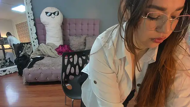 Tammy parker  online show from 11/24/25, 04:29