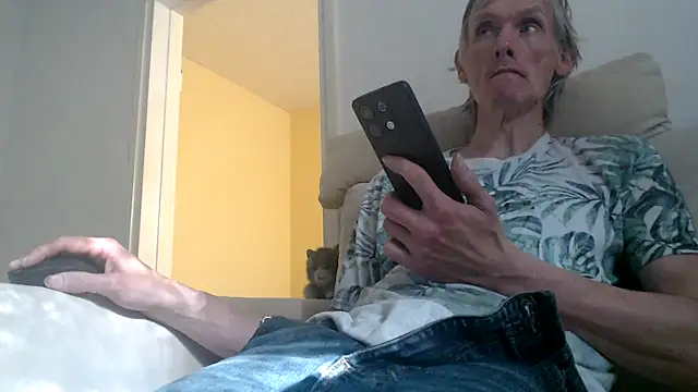 Snapshot of k74robert chatting on 10/26/25, 12:22 k74robert online show from 10/26/25, 12:22