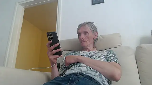 Snapshot of k74robert chatting on 11/04/25, 09:30 k74robert online show from 11/04/25, 09:30