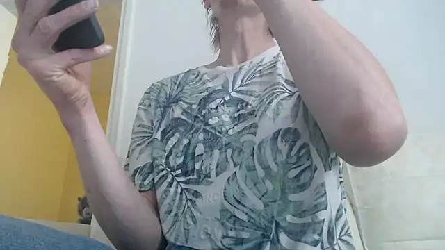 Snapshot of k74robert chatting on 11/06/25, 09:43 k74robert online show from 11/06/25, 09:43