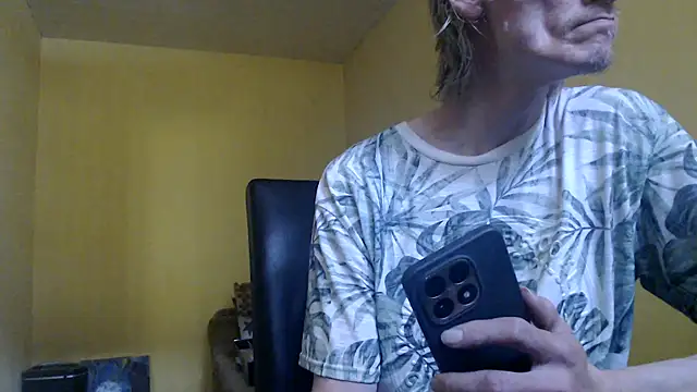 Snapshot of k74robert chatting on 11/08/25, 11:32 k74robert online show from 11/08/25, 11:32