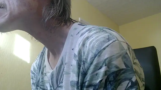 Snapshot of k74robert chatting on 11/14/25, 09:41 k74robert online show from 11/14/25, 09:41