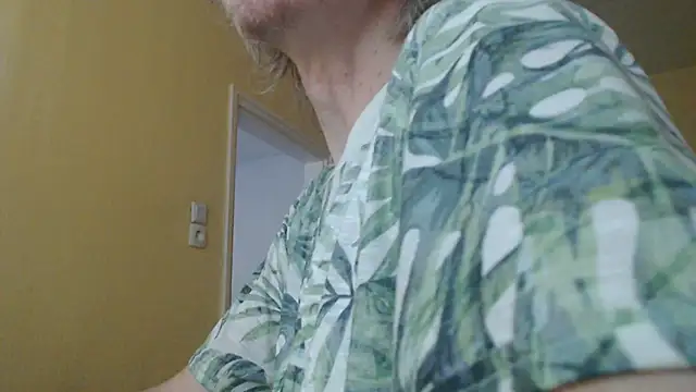 Snapshot of k74robert chatting on 11/15/25, 02:02 k74robert online show from 11/15/25, 02:02