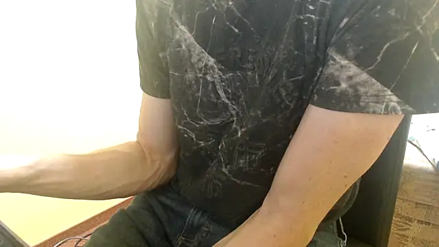 Snapshot of k74robert chatting on 11/21/25, 01:43 k74robert online show from 11/21/25, 01:43