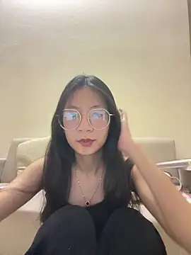 Snapshot of Lil-Gi chatting on 11/13/25, 03:55 Lil-Gi online show from 11/13/25, 03:55