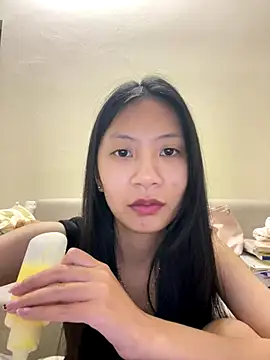 Snapshot of Lil-Gi chatting on 11/17/25, 04:13 Lil-Gi online show from 11/17/25, 04:13